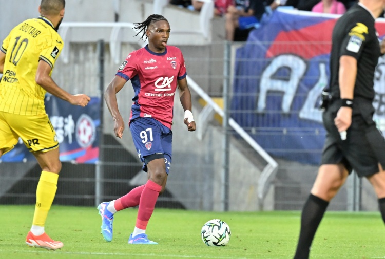 世界杯手机观看-德天空:拜仁对雷恩中卫雅奎特感兴趣,不过球员高昂转会费是阻碍